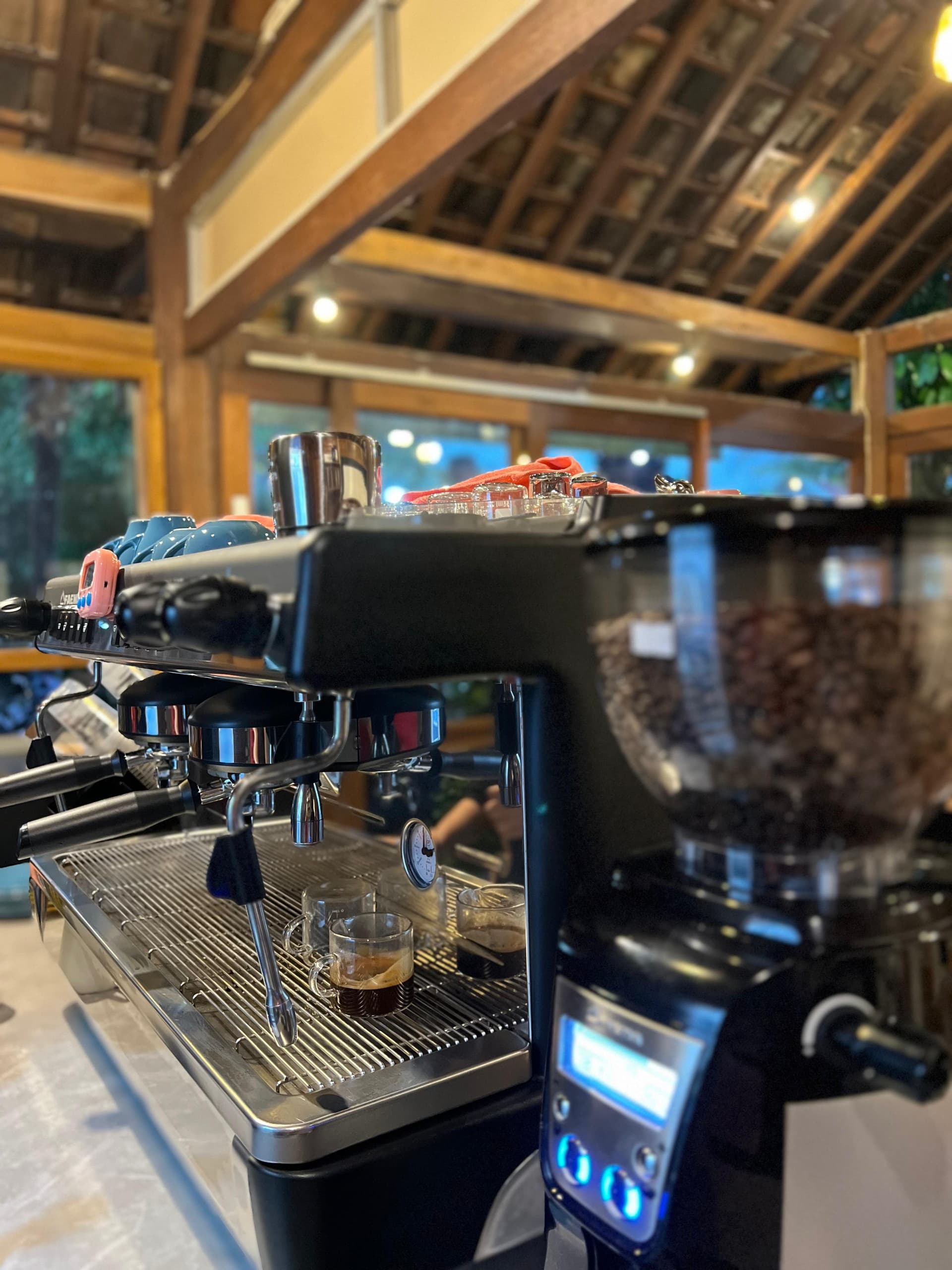Suasana bar kopi Yakin Coffee